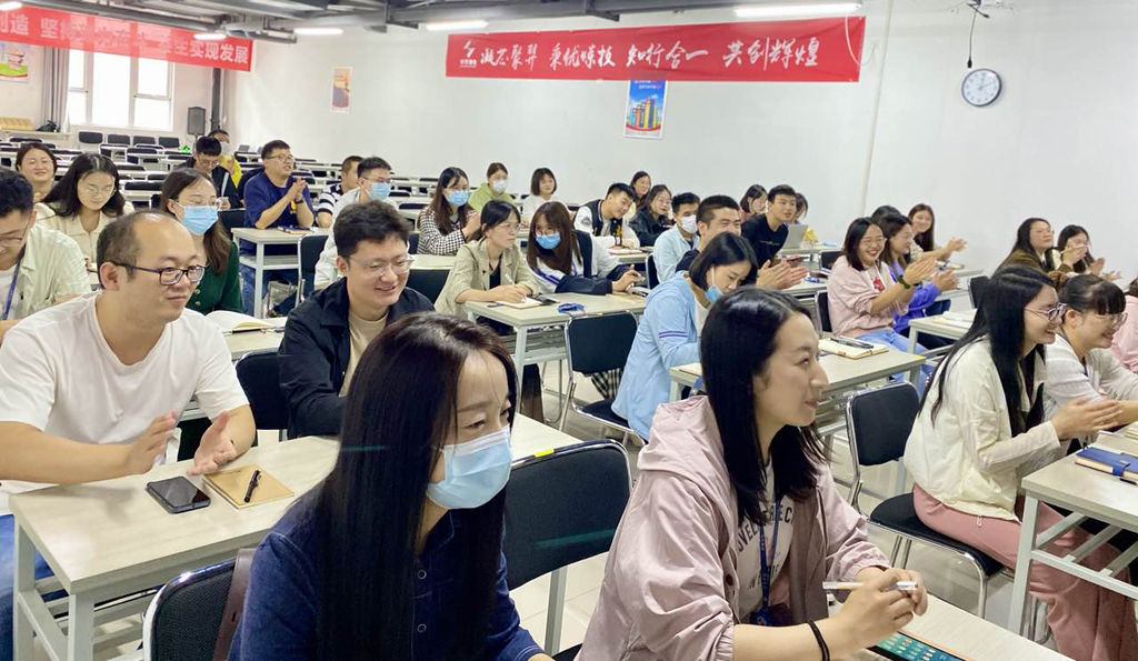 AC米兰微电第一期英语培训班正式开课